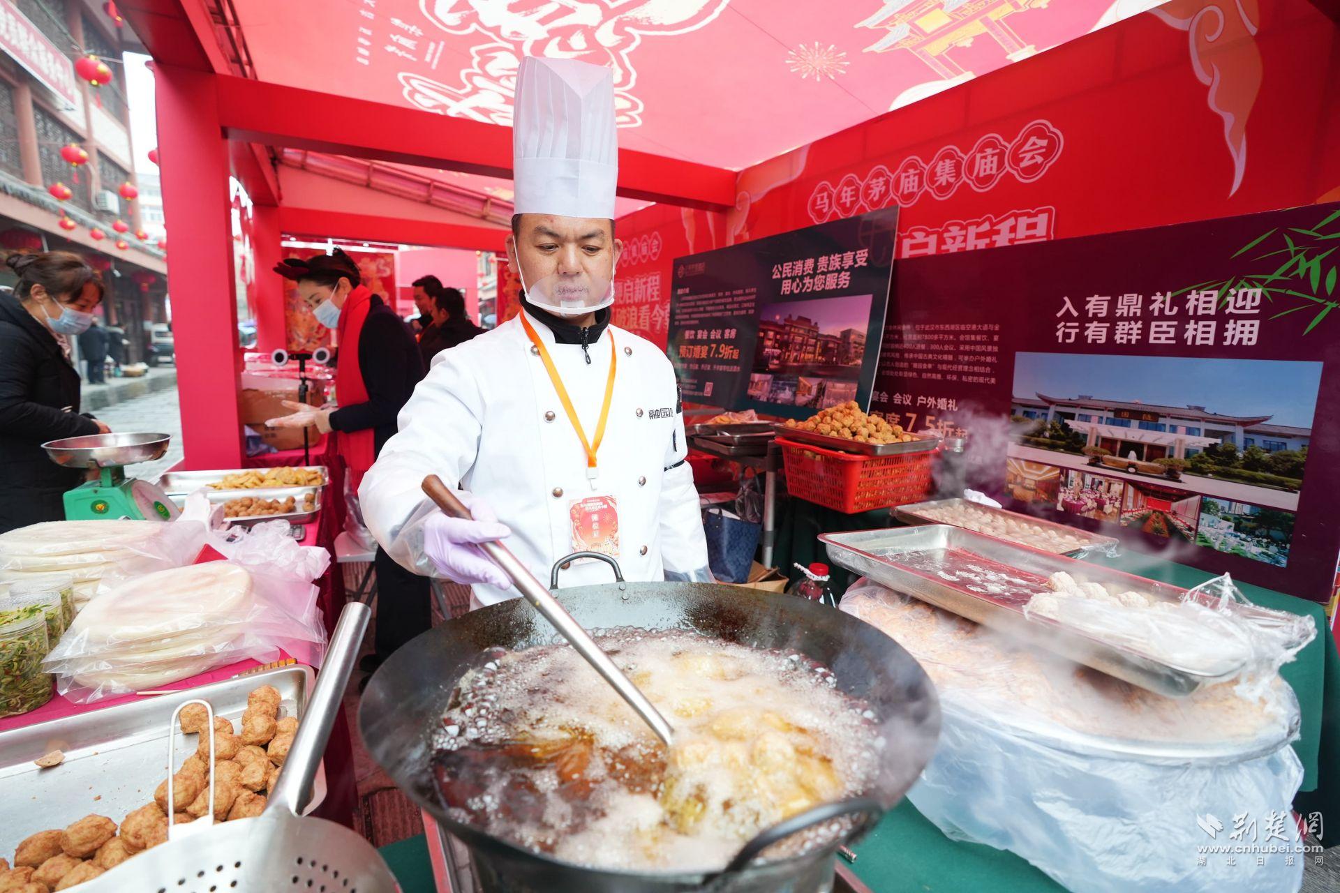 現(xiàn)場臘味、鹵貨、炸圓子吸引市民前來品嘗購買 (1).JPG.JPG