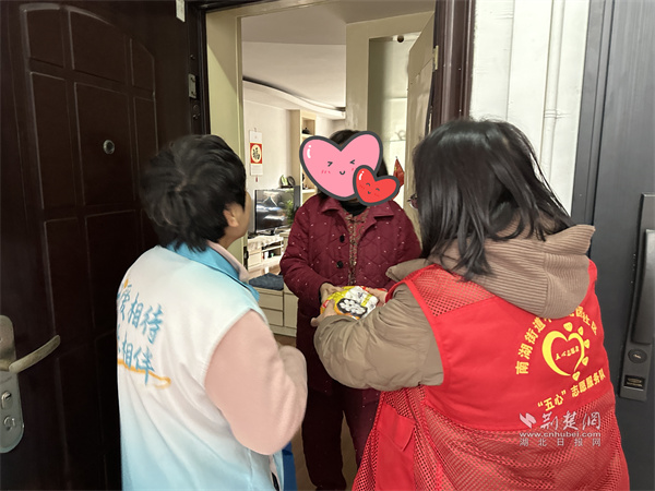 志愿小隊(duì)上門為轄區(qū)獨(dú)居、高齡老人送去湯圓.jpg